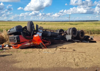 Colisão com carreta provoca capotamento de caminhão e motorista morre na BR-163
