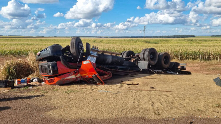 Colisão com carreta provoca capotamento de caminhão e motorista morre na BR-163