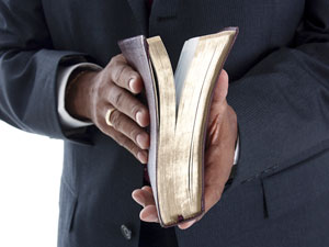 Pastor é preso durante culto por condenação de estupro de menina de 4 anos em MS