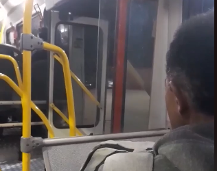 Vídeo: Leitor flagra ônibus do transporte público circulando com porta aberta, na Capital