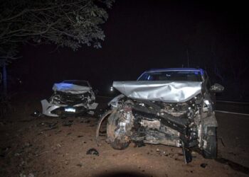 Em ultrapassagem, condutores jogam carros pro acostamento provocam colisão e jovem morre