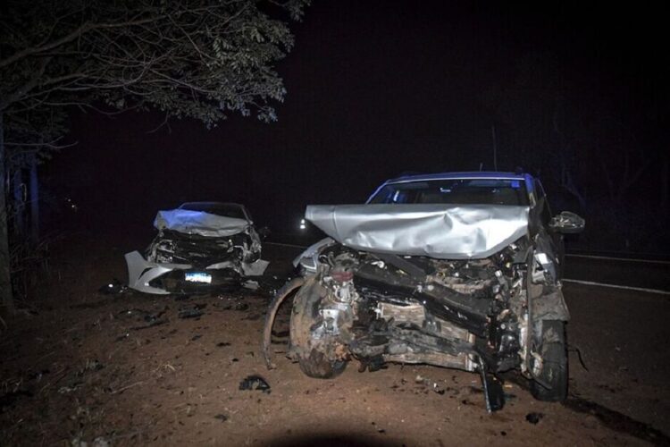 Em ultrapassagem, condutores jogam carros pro acostamento provocam colisão e jovem morre