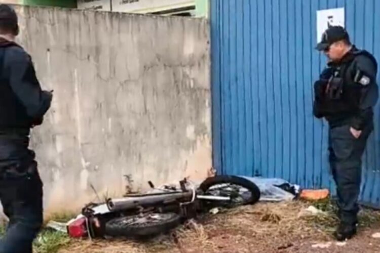 Capivara News TV: Vídeo mostra momento em que motociclista morre ao colidir em muro, em Dourados