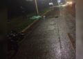 Motociclista morre ao colidir em poste em avenida do Zé Pereira