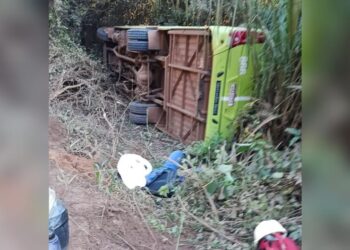 Ônibus sai fora da pista, tomba em Ribas do Rio Pardo e passageiros vão pra hospital