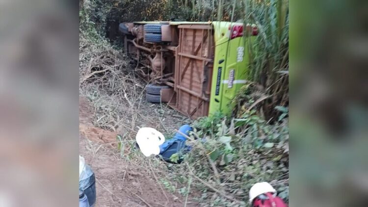 Ônibus sai fora da pista, tomba em Ribas do Rio Pardo e passageiros vão pra hospital