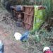 Ônibus sai fora da pista, tomba em Ribas do Rio Pardo e passageiros vão pra hospital
