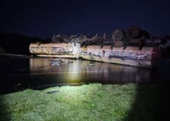 Douradense perde o controle, tomba caminhão e morre na BR-376 no Paraná