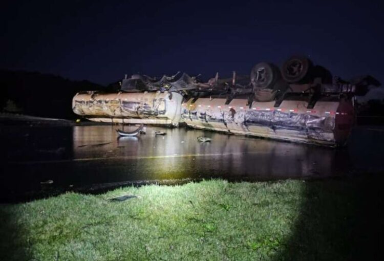Douradense perde o controle, tomba caminhão e morre na BR-376 no Paraná
