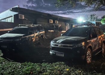 Homem é preso por quebrar duas costelas da esposa e fugir com filho de 1 ano e 2 meses