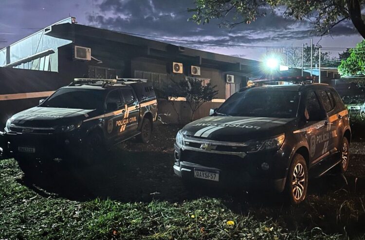 Homem é preso por quebrar duas costelas da esposa e fugir com filho de 1 ano e 2 meses