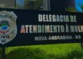 Homem é preso em frente à delegacia xingando mulher vítima de agressão em Nova Andradina