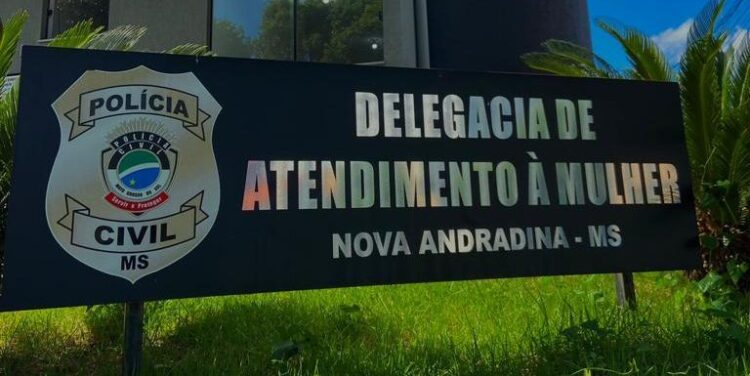 Homem é preso em frente à delegacia xingando mulher vítima de agressão em Nova Andradina