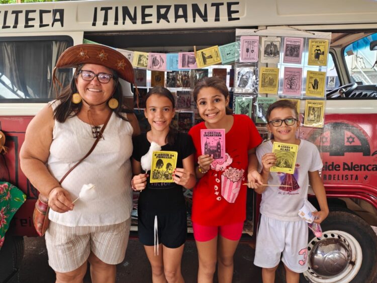 Apaixonada por cordel leva a literatura nordestina às periferias de Dourados com Kombi itinerante