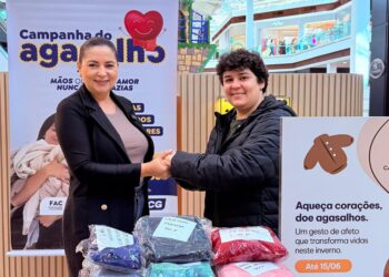 Para levar conforto a quem precisa, shopping doa mais de 360 peças de roupas arrecadadas em campanha