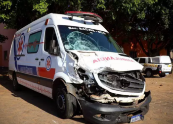 Jovem que estava na garupa morre em colisão de moto com ambulância na Capital