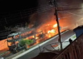 Dois ônibus de turismo pegam fogo em Corumbá e polícia investiga como ato criminoso