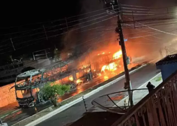 Dois ônibus de turismo pegam fogo em Corumbá e polícia investiga como ato criminoso