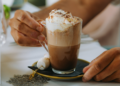 Do sagrado ao aconchegante: a milenar história do chocolate quente ganha nova vida na cozinha brasileira