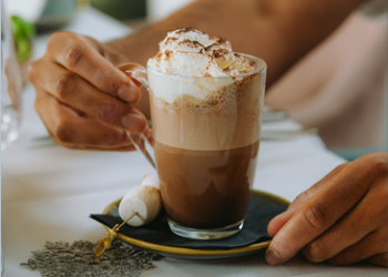 Do sagrado ao aconchegante: a milenar história do chocolate quente ganha nova vida na cozinha brasileira