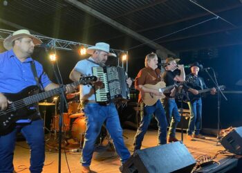 Grupo Pé de Cedro celebra a cultura de MS com show de estreia no Clube dos Sargentos