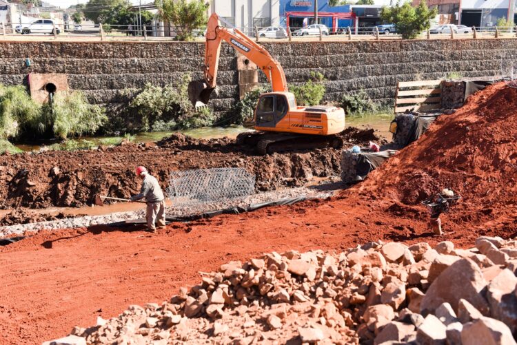 Prefeitura diz que obra de contenção de enchentes na Ernesto Geisel está 50% executada