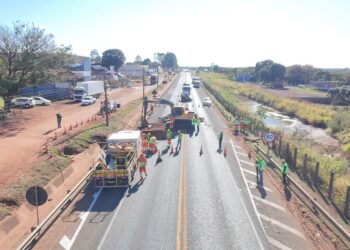 Concessionária faz obra emergencial no km 474 da BR-163 onde andarilho pôs fogo em tubulação