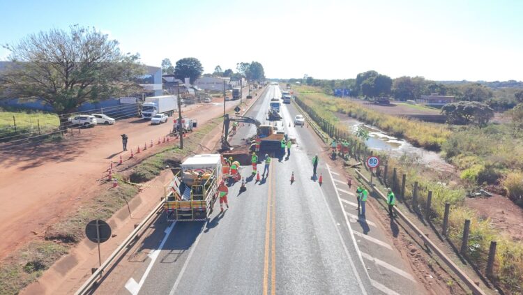 Concessionária faz obra emergencial no km 474 da BR-163 onde andarilho pôs fogo em tubulação