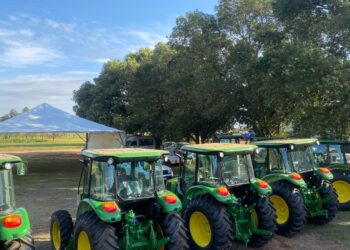Ministério da Agricultura entrega 14 tratores a municípios de Mato Grosso do Sul