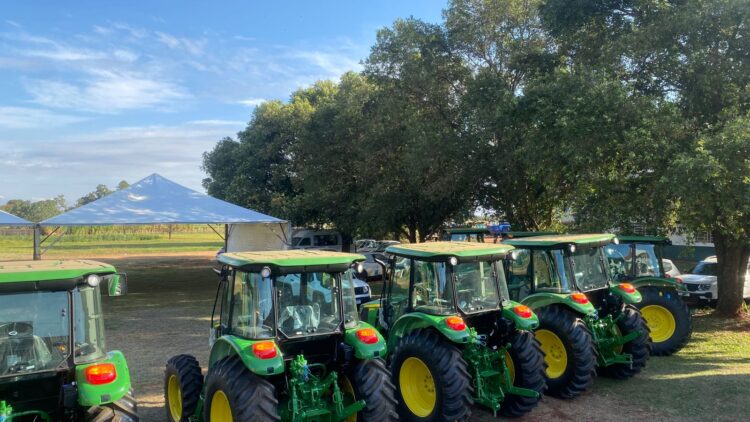 Ministério da Agricultura entrega 14 tratores a municípios de Mato Grosso do Sul