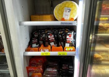 Casa de frios é autuada por vender produtos vencidos na Rua Ipamerim no Moreninha II