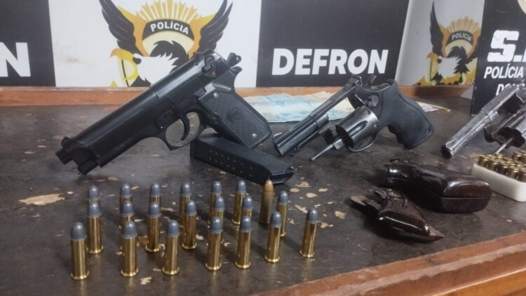 Três são presos por tráfico com armas, drogas e R$ 4 mil em Dourados