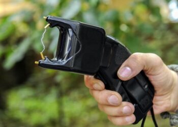Vereador quer liberar arma de choque e spray de pimenta para mulheres