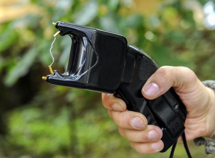 Vereador quer liberar arma de choque e spray de pimenta para mulheres