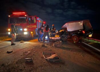 Seis pessoas ficam feridas, entre elas 2 crianças, em colisão entre carreta e veículo na MS-134