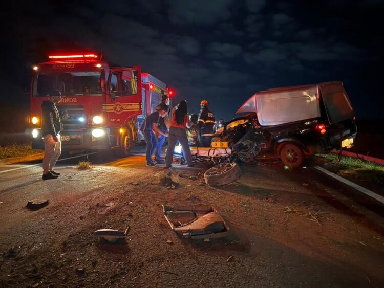 Seis pessoas ficam feridas, entre elas 2 crianças, em colisão entre carreta e veículo na MS-134