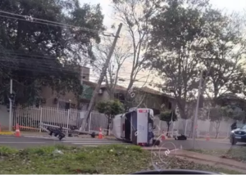 Capivara News TV: Jovem fica ferido ao colidir em poste, derrubar semáforo e tombar S-10 na Capital