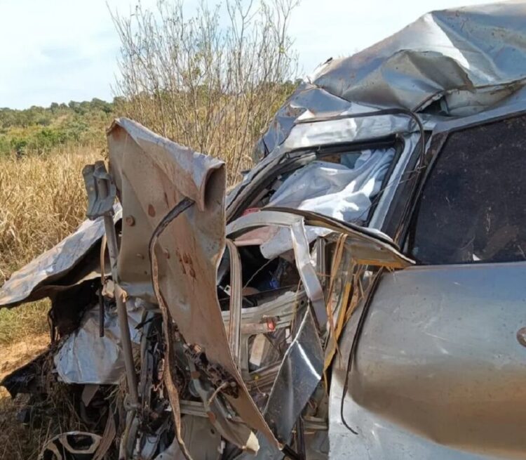 Caminhonete capota na MS-040 e condutor morre preso às ferragens