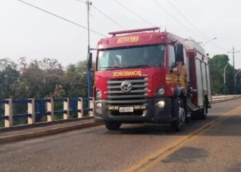 Caminhonete sai da pista, colide em árvore e uma pessoa morre na BR-262