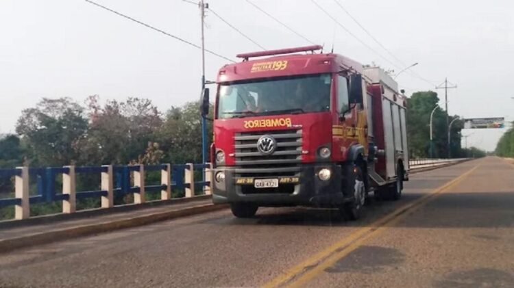 Caminhonete sai da pista, colide em árvore e uma pessoa morre na BR-262