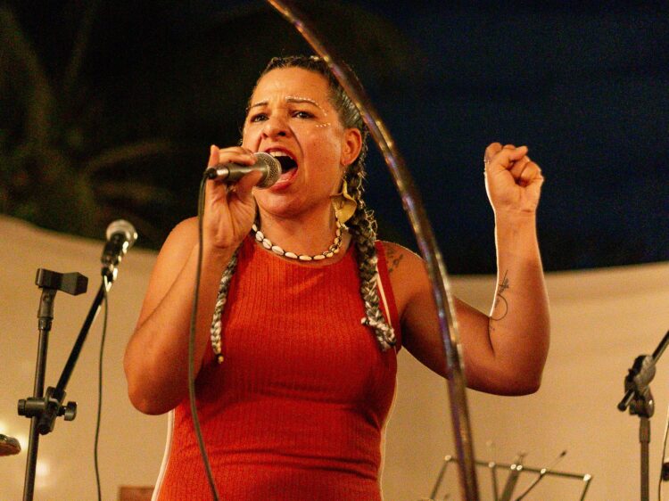 Escritora volta ao lugar onde cresceu com projeto que une literatura e igualdade de gênero