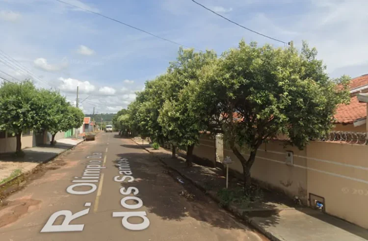 Homem senta no meio da rua e morre atropelado por veículo em Cassilândia