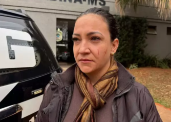 Moradora joga café e agride vereadora de Nova Andradina na porta da Câmara