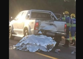Condutor morre ao colidir Honda Biz na traseira de caminhonete parada em operação Pare e Siga