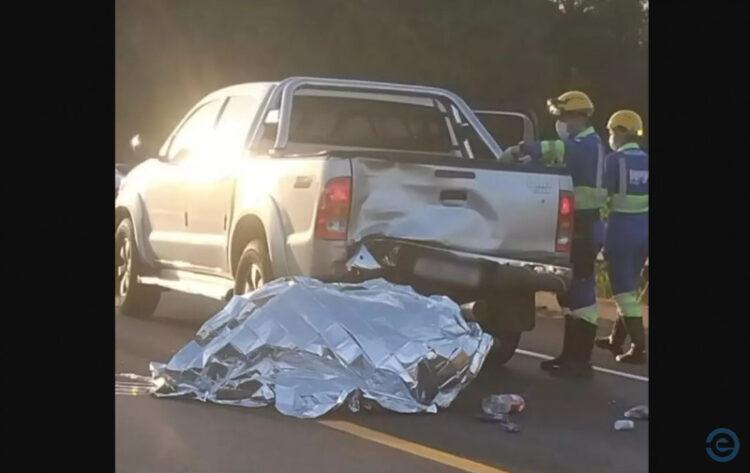 Condutor morre ao colidir Honda Biz na traseira de caminhonete parada em operação Pare e Siga