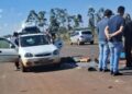 Homem morre atropelado ao parar no acostamento para ajudar neto que passava mal