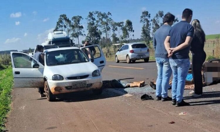 Homem morre atropelado ao parar no acostamento para ajudar neto que passava mal