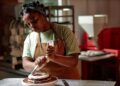 Do primeiro doce à independência: como o ‘faça e venda’ pode ser o começo de um negócio próprio