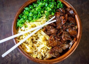 Uma tradição gastronômica e cultural, o Sobá, é festejado no mês de aniversário de Campo Grande