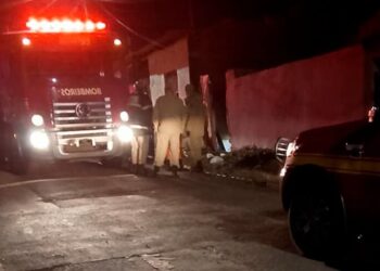 Homem é encontrado morto carbonizado dentro de residência incendiada na Capital